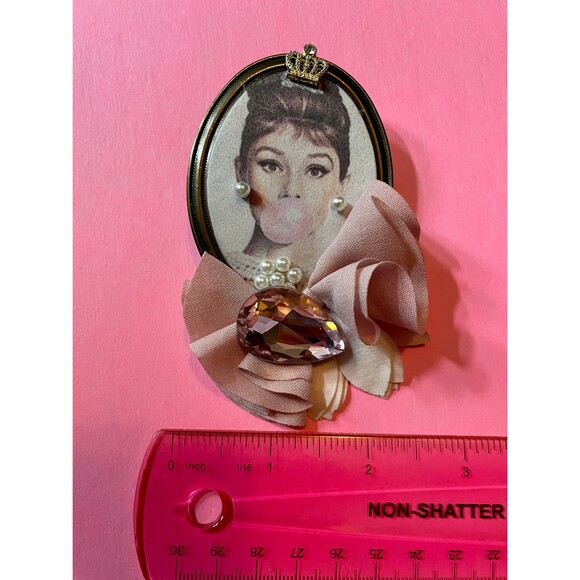 Audrey Hepburn Brooch Pin with Crystal and Pearls - Picture 5 of 10